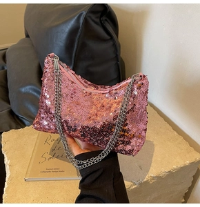 Détail du sac seau à paillettes roses avec chaîne argentée et texture scintillante