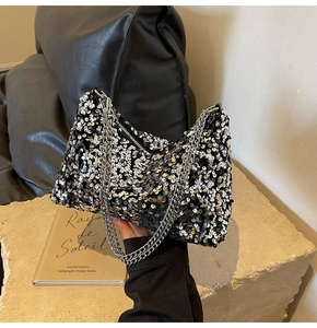 Détails des paillettes argentées et noires d'un sac seau de soirée avec chaîne métal