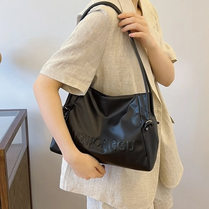 Bolso tote grande de cuero negro con letras VZHONGGU grabadas y correas de hombro