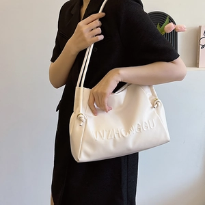 Bolso de hombro blanco minimalista de cuero sintético con letras y nudos