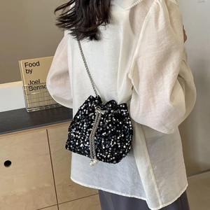 Sac seau à paillettes noires avec cordon perlé et bandoulière en chaîne métallique