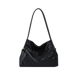 Bolso hobo de cuero PU suave negro con letras en relieve y detalles de nudos
