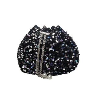 Mini sac seau à paillettes noires avec chaîne argentée et perles décoratives