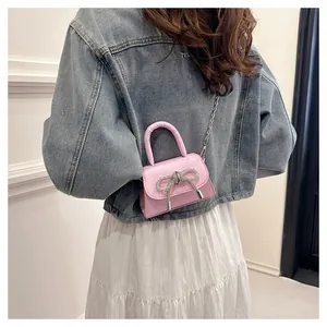 Mini borsa a tracolla rosa con grande fiocco di cristallo argento e catena in metallo