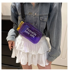 Dettaglio della mini borsa a sella in PVC viola trasparente con stampa Fashion Mini Girl
