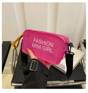 Dettaglio della borsa a tracolla in PVC rosa trasparente con ampia tracolla in nylon nero
