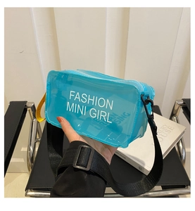 Dettaglio della mini borsa quadrata blu semitrasparente con tracolla in nylon regolabile