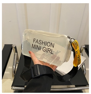 Dettaglio mini borsa quadrata trasparente con tracolla nera e nastro logo giallo