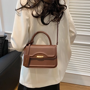 Braune Vintage Leder-Umhängetasche mit Prägung und goldenem Drehverschluss