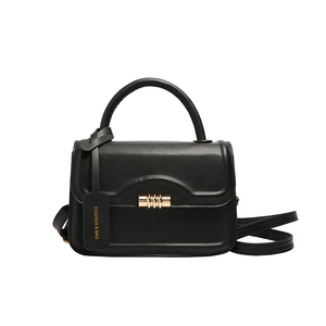 Schwarze Handtasche aus Leder mit goldenem Verschluss und verstellbarem Riemen auf Weiß