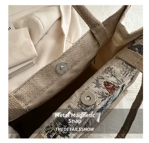 Detailoverzicht van geweven shopper met dubbele magneetsluiting en voering met patroon