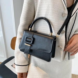 Borsa a mano classica in pelle nera con fibbia quadrata e tracolla regolabile