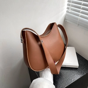 Elegante karamelbruine hobo schoudertas in halve maan design van glad kunstleer