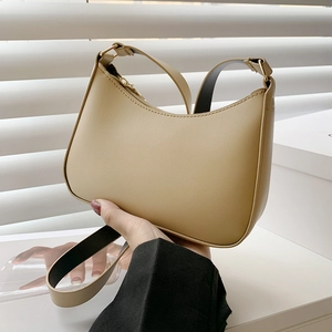 Borsa hobo a mezzaluna beige minimalista con tracolla regolabile e finitura in ecopelle