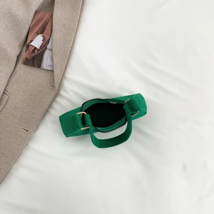 Borsa a mano verde in feltro con dettagli dorati e chiusura lampo, stile moderno