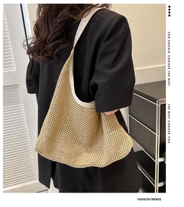 Détail du sac en paille tissée avec motif en maille et bandoulière en cuir crème