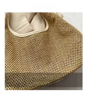 Gros plan du tissage en paille haute densité et des coutures de la doublure en tissu