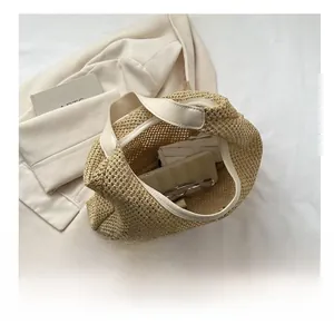 Vue détaillée du sac cabas en paille tressée beige montrant la grande capacité intérieure