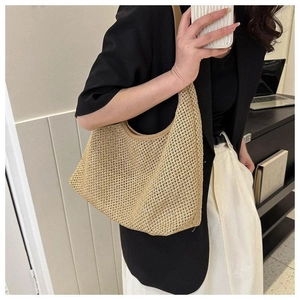 Vue détaillée du sac à bandoulière en paille tressée beige avec bordure en cuir élégante