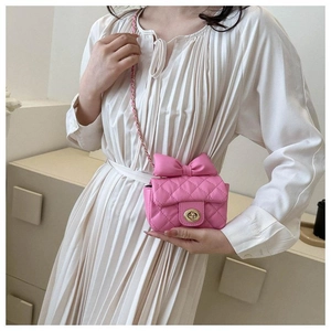 Detailansicht der rosa gesteppten Mini-Umhängetasche mit Lederschleife und Goldkette