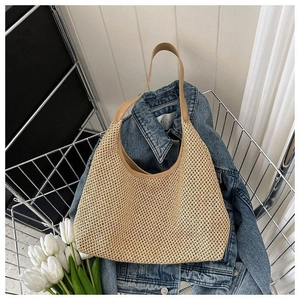 Détail du sac à bandoulière en paille sur veste en jean avec tulipes et panier