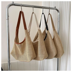 Détail d'un sac en paille tressée avec plusieurs couleurs de bandoulière en PU au choix