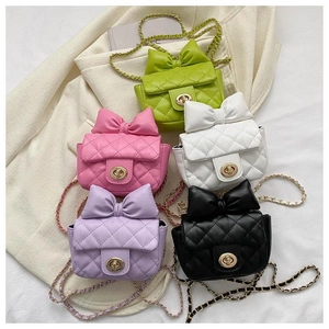Detailansicht von gesteppten Mini-Taschen mit Schleife und Kettenriemen in fünf Farben