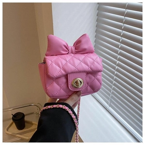 Detail der rosa gesteppten Mini-Umhängetasche mit großer Schleife und Goldkette