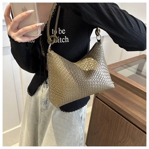 Détail du tissage et de la bandoulière nouée sur le sac hobo vert mousse