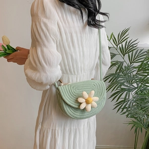 Borsa a sella intrecciata verde chiaro con margherita bianca per vacanze estive donna