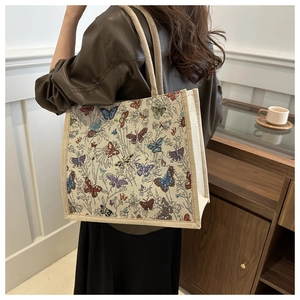 Detailopname van vintage vlinderpatroon op de dikke jute canvas lunchtas met handvat