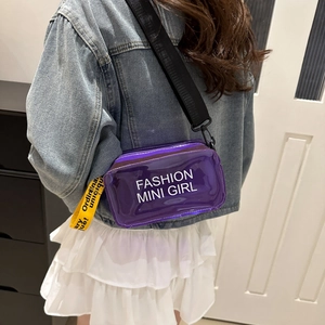 Borsa a tracolla in PVC viola traslucido con cinturino giallo su una modella donna