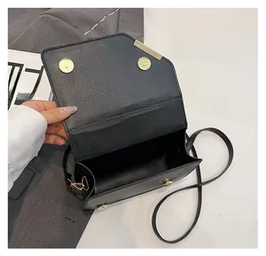 Détail montrant le compartiment intérieur spacieux du sac bandoulière noir en similicuir