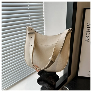 Detail of off-white lychee pattern leather shoulder bag with adjustable wide strap