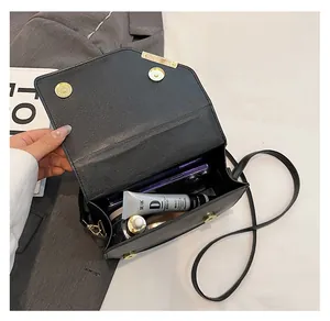 Vue détaillée de l'intérieur du sac en cuir noir montrant sa capacité de rangement