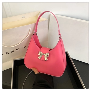 Borsa hobo in pelle rosa con fibbia a fiocco in metallo argento e tracolla a catena