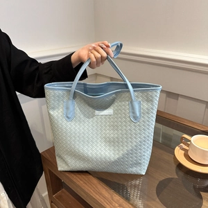 Sac Fourre-tout en Cuir PU Tissé pour Femmes Grande Capacité Sac à Bandoulière Décontracté Avec Pendentif Monstre pour Bureau