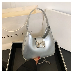 Borsa a mezzaluna argento metallizzato con fiocco e tracolla a catena su scatola