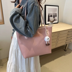 Sac cabas tissé rose pour femme avec pendentif peluche porté à l'épaule en mode décontracté