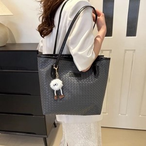 Sac fourre-tout tissé gris foncé avec bandoulière et pendentif en peluche mignon