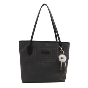 Sac fourre-tout noir tissé à la mode avec fines bandoulières et pendentif en peluche