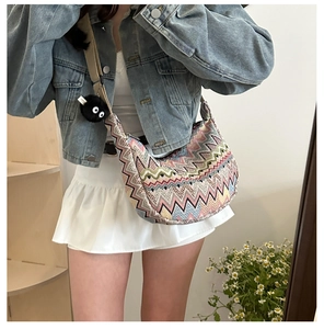 Détail du sac bandoulière bohème en tricot avec motifs zigzag et sangle réglable