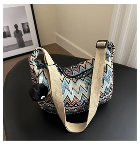 Détail du tissu tissé géométrique sur le sac porté épaule avec bandoulière large