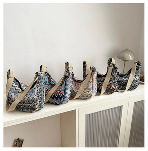 Détail de sacs croissants tissés aux motifs géométriques colorés avec bandoulières