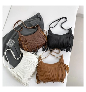 Sacs Hobo vintage à franges en marron, noir, blanc et beige disposés à plat
