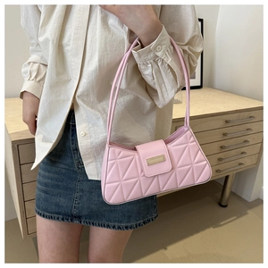 Detalle de bolso bajo el brazo de cuero rosa acolchado con hebilla dorada chic