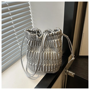 Détail du sac seau argenté à cordon avec tissu plissé métallisé et fines lanières
