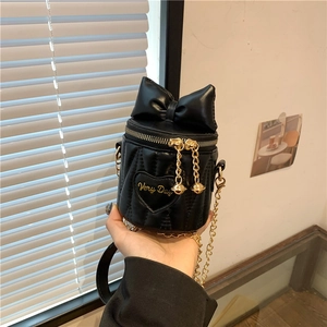 Mini Sac Seau pour Femmes Décor Nœud Broderie Cœur en Cuir PU Sac Bandoulière Mode Chaîne Dorée Sac Épaule