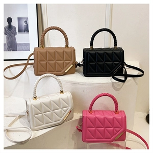 Détails de sacs à bandoulière tendance avec texture matelassée et poignées tissées