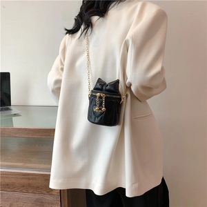 Mini sac cylindrique matelassé noir avec nœud et bandoulière chaîne dorée